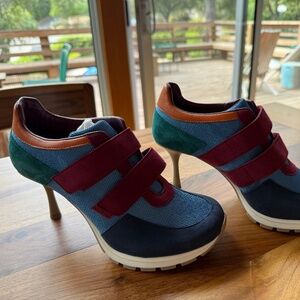 Sneex "Blake"  Women's size 8